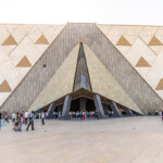 Haupteingang des Grand Egyptian Museum in Gizeh, Ägypten, Afrika | The main gate of the Grand Egyptian Museum in Giza, Egypt, Africa