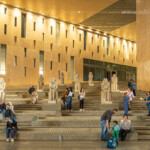 Die große Haupttreppe des Grand Egyptian Museum in Gizeh, Ägypten, Afrika | Grand Staircase of the Grand Egyptian Museum interior, Giza, Egypt, Africa