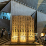 Stelle mit Hieroglyphen im Grand Egyptian Museum in Gizeh, Ägypten, Afrika | Stela with hieroglyphs at the Grand Egyptian Museum, Giza, Egypt, Africa