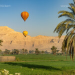 Heissluftballons mit Touristen über dem antiken Theben bei Luxor, Ägypten, Afrika | Tourist hot air balloons over ancient Thebes near Luxor, Egypt, Africa