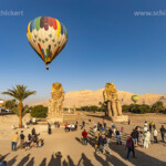 Reisegruppen und Heiisluftballon bei den Memnonkolossen im Niltal in Theben-West bei Luxor, Ägypten, Afrika | Tourist Groups and a hot air balloon at the Colossi of Memnon in Thebes near Luxor, Egypt, Africa