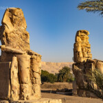 Die Memnonkolosse im Niltal in Theben-West bei Luxor, Ägypten, Afrika | The Colossi of Memnon in Thebes near Luxor, Egypt, Africa