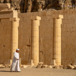 Säulen im Totentempel der Hatschepsut und des Mentuhotep II in Deir el-Bahari, Theben West bei Luxor, Ägypten, Afrika | Columns at the Mortuary temple of Hatshepsut and Nebhepetre Mentuhotep in Deir el-Bahari or Dayr al-Bahri, Thebes near Luxor, Egypt, Africa