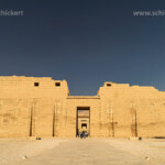 Pylon mit Reliefs des Totentempel des Ramses III. in Medinet Habu, Theben-West bei Luxor, Ägypten, Afrika | Pylon with reliefs at the Mortuary Temple of Ramesses III in Medinet Habu, Thebes near Luxor, Egypt, Africa