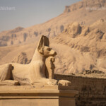 Statue des Gottes Anubis am Tempel Ramesseum von Ramses II. in Theben-West bei Luxor, Ägypten, Afrika | Statue of the God Anubis at the Ramesseum, memorial temple of Pharaoh Ramesses II in the Theban Necropolis near Luxor, Egypt, Africa