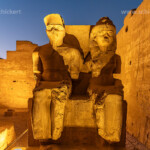 Statuen der Götter Amun und Mut im Luxor-Tempel in Luxor in der Abenddämmerung, Ägypten, Afrika | A double statue of Amun and Mut at the Luxor Temple in Luxor at dusk, Egypt, Africa