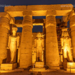 Statuen und Kolonnade im Luxor-Tempel in Luxor in der Abenddämmerung, Ägypten, Afrika | Statues and Colonnade of the Luxor Temple in Luxor at dusk, Egypt, Africa