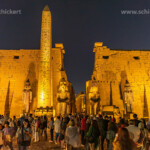 Oblisk, Pylon and Ramses Statuen im Luxor-Tempel in Luxor in der Abenddämmerung, Ägypten, Afrika | Oblisk, Pylon and Statues of Ramesses at the Luxor Temple in Luxor at dusk, Egypt, Africa