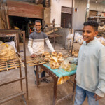 Bäcker mit typischem Fladenbrot an der Strasse im Dorf Al Aqaltah bei Luxor, Ägypten, Afrika | Baker with typical Flatbread on the street in Al Aqaltah village near Luxor, Egypt, Africa