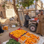 Stand mit mit Obst und Gemüse an der Strasse im Dorf Al Aqaltah bei Luxor, Ägypten, Afrika | Street vendor with fruits and vergetables in Al Aqaltah village near Luxor, Egypt, Africa