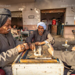 Ältere Männer in traditioneller Kleidung und Shisha spielen Domino in einem Cafe auf dem Land bei Luxor, Ägypten, Afrika | Traditional dressed elderly men with Shisha in a countryside cafe playing dominoes near Luxor, Egypt, Africa
