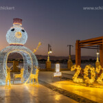 Schneemann und die Jahreszahl 2026 aus Lichterketten an der Uferpromenade in der Abenddämmerung, Luxor, Ägypten, Afrika | Snowmann and 2026 Fairy lights on the Nile Promenade in Luxor at dusk, Egypt, Africa