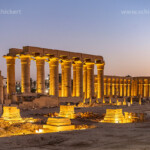 Säulengang im Luxor-Tempel in Luxor in der Abenddämmerung, Ägypten, Afrika | Colonnade of the Luxor Temple in Luxor at dusk, Egypt, Africa