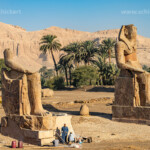 Statuen in der Ruine des Tempel des Amenophis III. im Niltal in Theben-West bei Luxor, Ägypten, Afrika | Statues at the Mortuary Temple ruins of Amenhotep III in Thebes near Luxor, Egypt, Africa