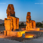 Die Memnonkolosse im Niltal in Theben-West bei Luxor in der Abenddämmerung, Ägypten, Afrika | The Colossi of Memnon in Thebes near Luxor at dusk, Egypt, Africa