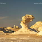 Weisse Kalksteinformationen im Nationalpark Weiße Wüste im ägyptischen Teil der Libyschen Wüste, Ägypten, Afrika | White chalk rock formations at the White Desert National Park, Egypt, Africa