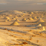 Weisse Kalksteinformationen im Nationalpark Weiße Wüste im ägyptischen Teil der Libyschen Wüste, Ägypten, Afrika | White chalk rock formations at the White Desert National Park, Egypt, Africa