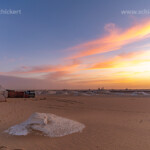 Sonnenuntergang an einem Zeltlager im Nationalpark Weiße Wüste im ägyptischen Teil der Libyschen Wüste, Ägypten, Afrika | Sunset at a tent camp in he White Desert National Park, Egypt, Africa