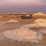 Sonnenuntergang an einem Zeltlager im Nationalpark Weiße Wüste im ägyptischen Teil der Libyschen Wüste, Ägypten, Afrika | Sunset at a tent camp in he White Desert National Park, Egypt, Africa