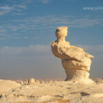 Touris fotografiert die Weissen Kalksteinformationen im Nationalpark Weiße Wüste im ägyptischen Teil der Libyschen Wüste, Ägypten, Afrika | Tourist taking pictures of the White chalk rock formations at the White Desert National Park, Egypt, Africa