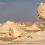 Weisse Kalksteinformationen im Nationalpark Weiße Wüste im ägyptischen Teil der Libyschen Wüste, Ägypten, Afrika | White chalk rock formations at the White Desert National Park, Egypt, Africa
