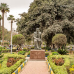 Denkmal des Poeten Ahmed Shawqi im Park Al Horreya Garden in Kairo , Ägypten, Afrika | Seated statue of the Prince of Poets, Ahmed Shawqi at Al Horreya Garden in Cairo, Egypt, Africa