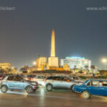 Verkehr und Obeliosk auf dem zentralen Tahrir-Platz, Midan at-Tahrir oder Platz der Befreiung in der Innenstadt von Kairo bei Nacht, Ägypten, Afrika | Traffic and Obelisk on the central Tahrir Square in Downtown Cairo at night, Egypt, Africa