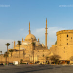 Mauer und Turm der Zitadelle von Saladin und die Muhammad-Ali-Moschee oder Alabastermoschee in Kairo , Ägypten, Afrika | Citadel of Cairo or Citadel of Saladin walls and tower and the Muhammad Ali Mosque at the in Cairo, Egypt, Africa