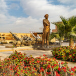 Denkmal für Anwar as-Sadat und Raketen am Militärischen Museum in der Zitadelle von Saladin in Kairo , Ägypten, Afrika | Anwar as-Sadat Statue and rockets of the Egyptian National Military Museum at the Citadel of Cairo or Citadel of Saladin in Cairo, Egypt, Africa