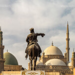 Reiterstatue des ägyptischen Generals Ibrahim Pascha und die Muhammad-Ali-Moschee oder Alabastermoschee in der Zitadelle von Saladin in Kairo, Ägypten, Afrika | Equestrian statue of Ibrahim Pasha and the Muhammad Ali Mosque in the Citadel of Cairo or Citadel of Saladin in Cairo, Egypt, Africa