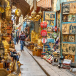 Geschäfte mit Souvenirs und Antiquitäten am Suq Chan el-Chalili n in der Altstadt Kairo , Ägypten, Afrika | Souvenir and Antiques stores at Khan el-Khalili bazaar in the historic center in Cairo, Egypt, Africa