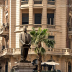 Dwer Talʿat-Harb-Platz mit der Statue des berühmten Bankiers Talʿat Harb Pascha in Kairo, Ägypten, Afrika | Talaat Harb Square with the statue of founder of Banque Misr Talaat Harb Pacha in Cairo, Egypt, Africa