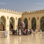 Gläubige Muslime am Brunnen im Innenhof der al-Hakim-Moschee oder al-Anwar-Moschee in Kairo , Ägypten, Afrika | Muslim believers at the courtyard fountain of the al-Hakim or al-Anwar Mosque portal in Cairo, Egypt, Africa