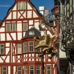 Schild Zum Goldenen Löwen und Fachwerkhaus in der Altstadt von Limburg an der Lahn, Hessen, Deutschland | Sign Zum Goldenen Löwen The Golden Lion and Half-timbered house in the Old Town of Limburg an der Lahn, Hesse, Germany