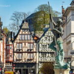 Der St. Georgs-Brunnen und Fachwerkhäuser in der Altstadt von Limburg an der Lahn, Hessen, Deutschland | St. Georg's Fountain and half-timbered houses in the Old Town of Limburg an der Lahn, Hesse, Germany