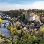 Blick auf Runkel mit der Burg Runkel und der Lahn in Runkel, Hessen, Deutschland | View to Runkel Castle and the Lahn river in Runkel, Hesse, Germany