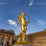 Goldene Statue des Lurenbläser an der Orangerie von Schloss Weilburg, Hessen, Deutschland | Golden Statue with Lur at the Orangerie of Schloss Weilburg or Weilburg Palace, Hesse, Germany