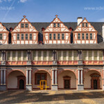 Arkadengang im Innenhof von Schloss Weilburg, Hessen, Deutschland | Courtyard arcades of Schloss Weilburg or Weilburg Palace, Hesse, Germany