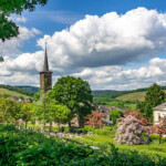 Winzerdorf Ayl mit der katholischen Pfarrkirche St. Bartholomäus, Ayl, Rheinland-Pfalz, Deutschland | Ayl Winegrowing Village with St. Bartholomäus Parish Church, Ayl, Rhineland-Palatinate, Germany
