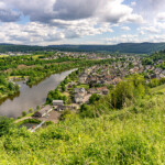Blick auf die Stadt Saarburg und die Saar, Rheinland-Pfalz, Deutschland | View over Saarburg and Saar River, Rhineland-Palatinate, Germany