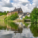 Pfarrkirche St. Laurentius und die Saar in Saarburg, Rheinland-Pfalz, Deutschland | Catholic church Pfarrkirche Sankt Laurentius and Saar river in Saarburg, Rhineland-Palatinate, Germany