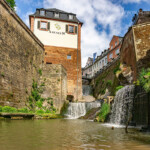 Leuk Wasserfall und Amüseum in der Altstadt von Saarburg, Rheinland-Pfalz, Deutschland | Leuk River Waterfall and Amüseum in the Old Town of Saarburg, Rhineland-Palatinate, Germany