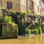 Wasserrad der Hackenberger Mühle an der Leuk in der Altstadt von Saarburg, Rheinland-Pfalz, Deutschland | Water wheel of the Hackenberg Mill at the Leuk River in the Old Town of Saarburg, Rhineland-Palatinate, Germany