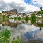 Pfarrkirche St. Laurentius und die Saar in Saarburg, Rheinland-Pfalz, Deutschland | Catholic church Pfarrkirche Sankt Laurentius and Saar river in Saarburg, Rhineland-Palatinate, Germany